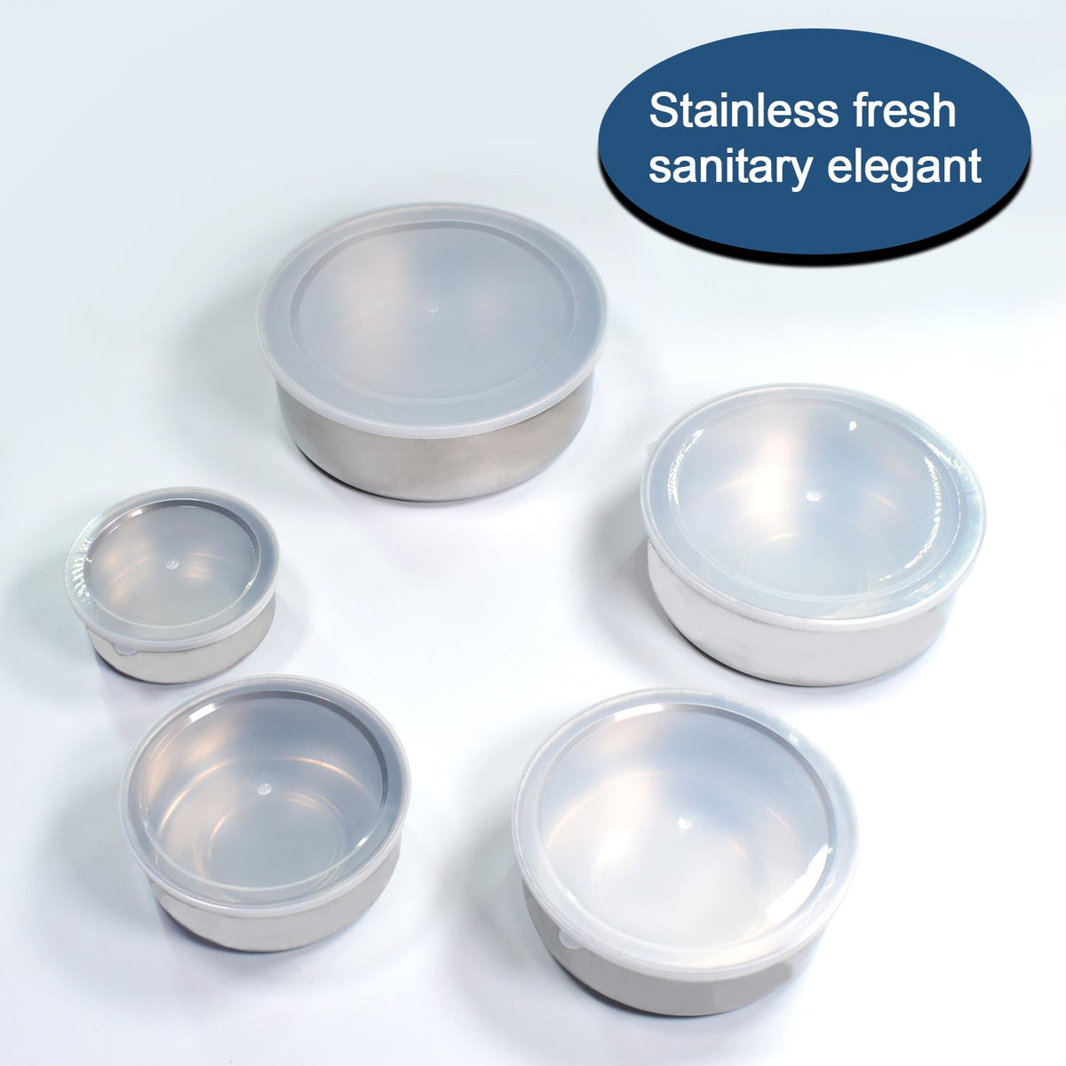 Five stainless steel containers with clear lids, scattered on a white background, with a blue oval text box stating